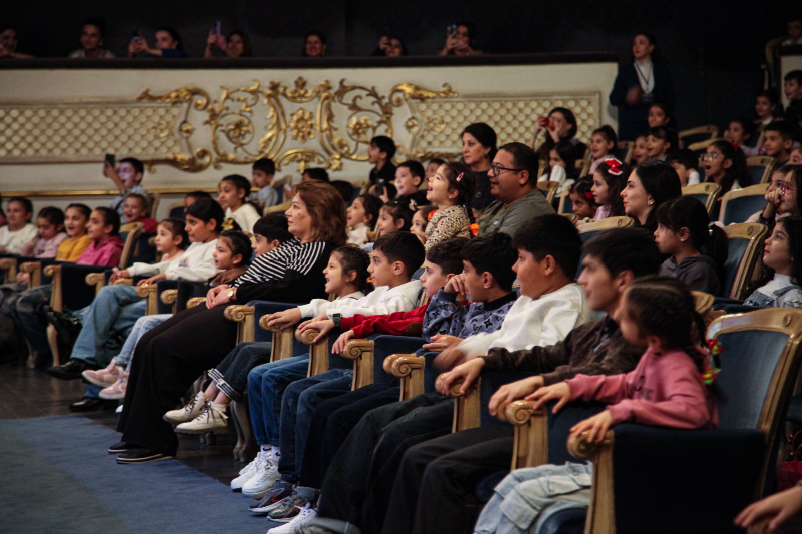 Uşaq evinin sakinləri Akademik Musiqili Teatrın qonağı olub