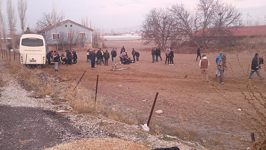 Afyonkarahisarda tələbə avtobusu ilə yük maşını toqquşub: