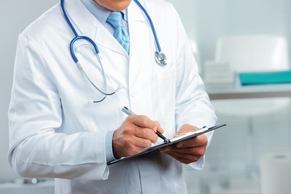 Bu həkimlər işləyə bilmək üçün rüşvət verib -