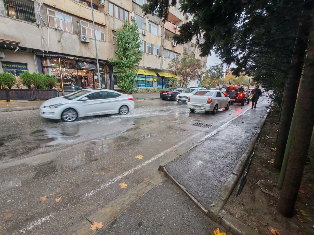 Bakı yağış altında: