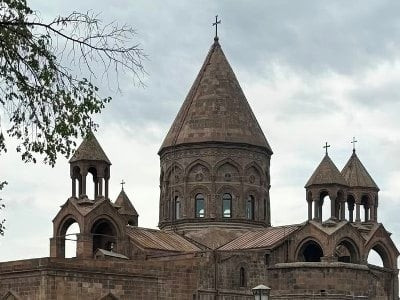 Ermənistanın hakim partiyası kilsə ilə görüşlərdə təzyiq iddialarını rədd edib