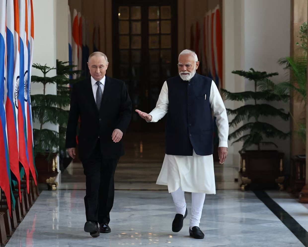 Modi Vladimir Putini Dehli hava limanında şəxsən qarşıladı