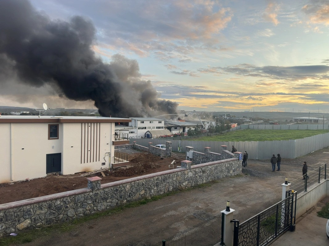 Türkiyədə fabrik yanır -