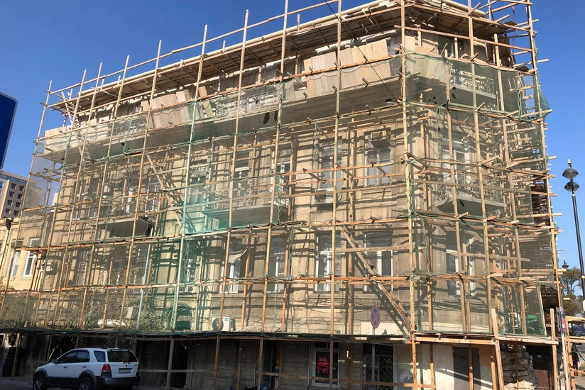 Bakıda memarlıq abidəsi təmir-bərpa işləri zamanı zədələnib