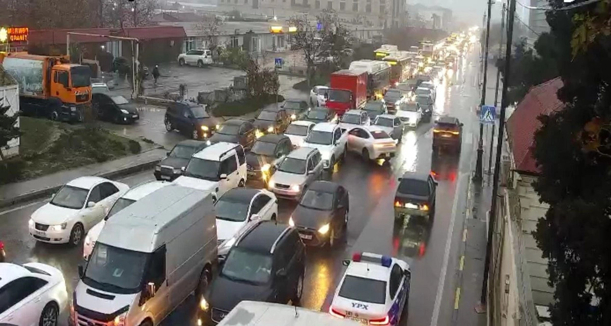 Bakının bir sıra yollarında nəqliyyatın sıxlığı yaranıb