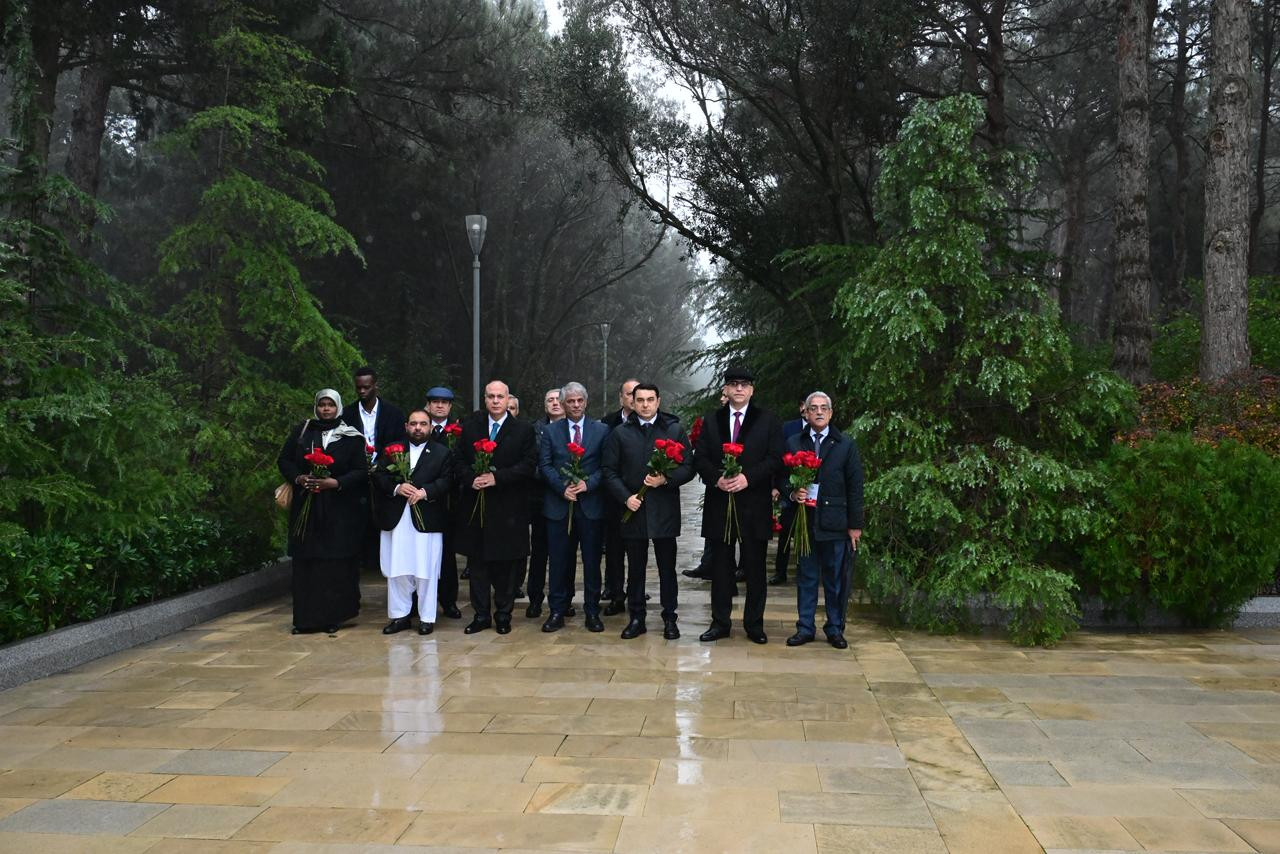 "İƏT Mədəniyyət Festivalı: Bakı Yaradıcı Həftə – 2025”in rəsmi qonaqları Fəxri Xiyabanı ziyarət ediblər