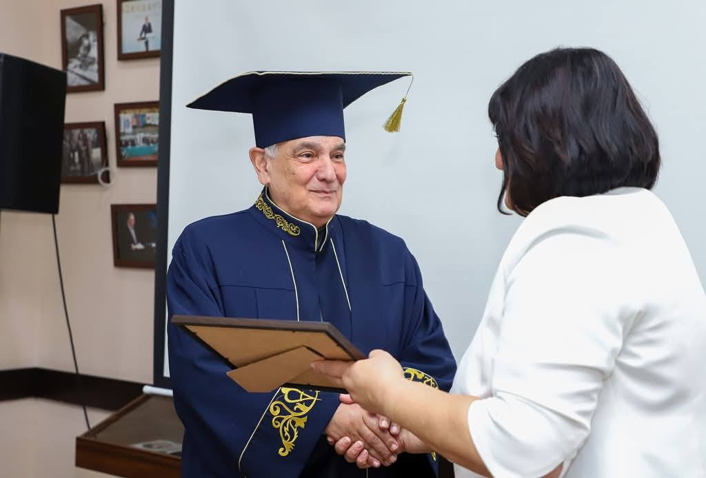 Kamal Abdullaya fəxri doktor adı təqdim olunub