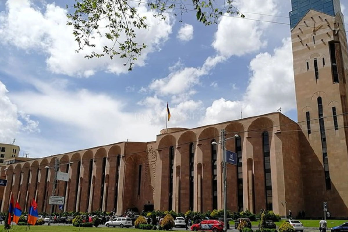 Antikorrupsiya Komitəsi Poqosyanın qohumlarını girov şərtilə azad edib