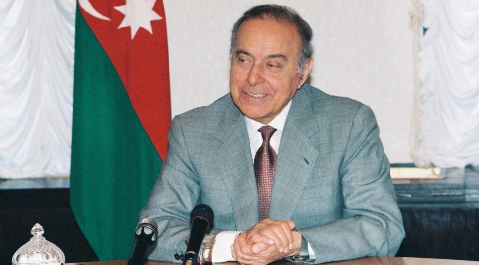 Ulu Öndər Heydər Əliyev dövlətimizin xilaskarıdır