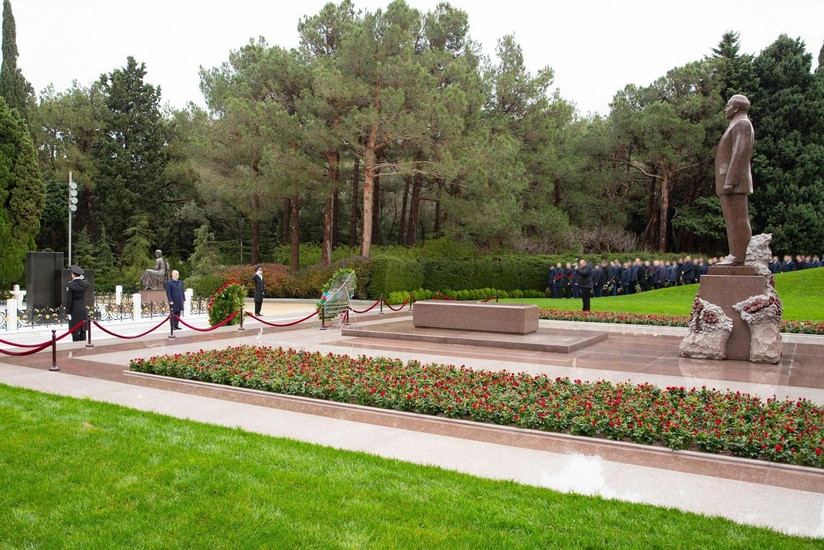 DTX əməkdaşları Fəxri xiyabanda Heydər Əliyevi yad edib