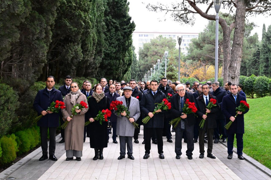 Mədəniyyət Nazirliyinin kollektivi Ümummilli Lider Heydər Əliyevin məzarını ziyarət edib