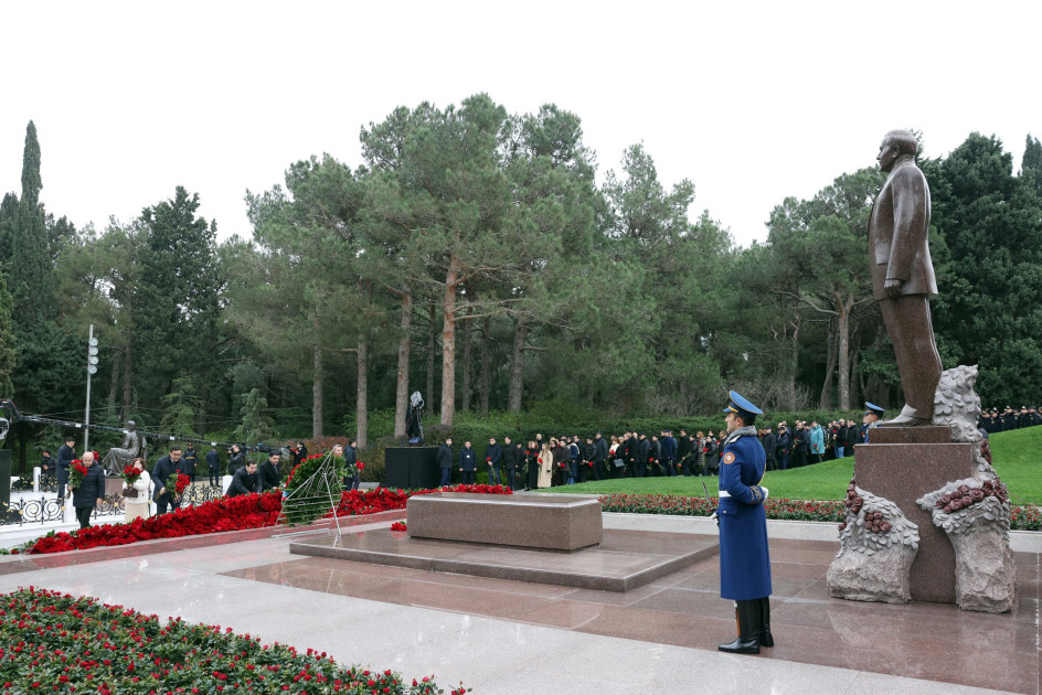 Gənclər və İdman Nazirliyinin rəhbərliyi Ulu Öndərin məzarını ziyarət edib