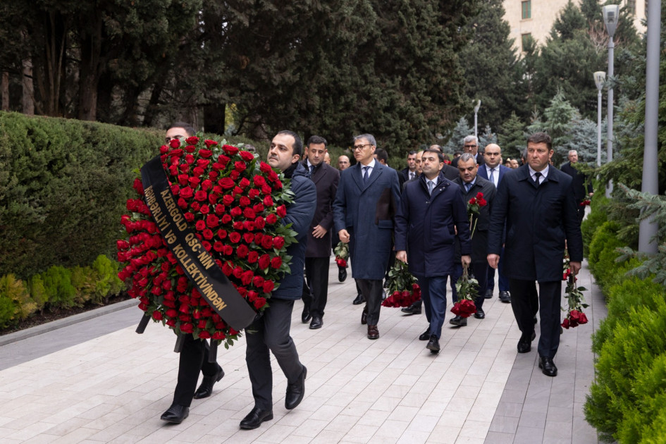 "AzerGold" və törəmə şirkətlərinin kollektivi Ümummilli Lider Heydər Əliyevin məzarını ziyarət edib