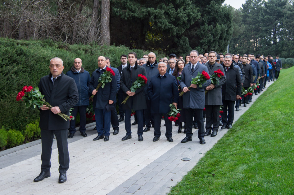 Dövlət Su Ehtiyatları Agentliyinin kollektivi Ulu Öndər Heydər Əliyevin məzarını ziyarət edib