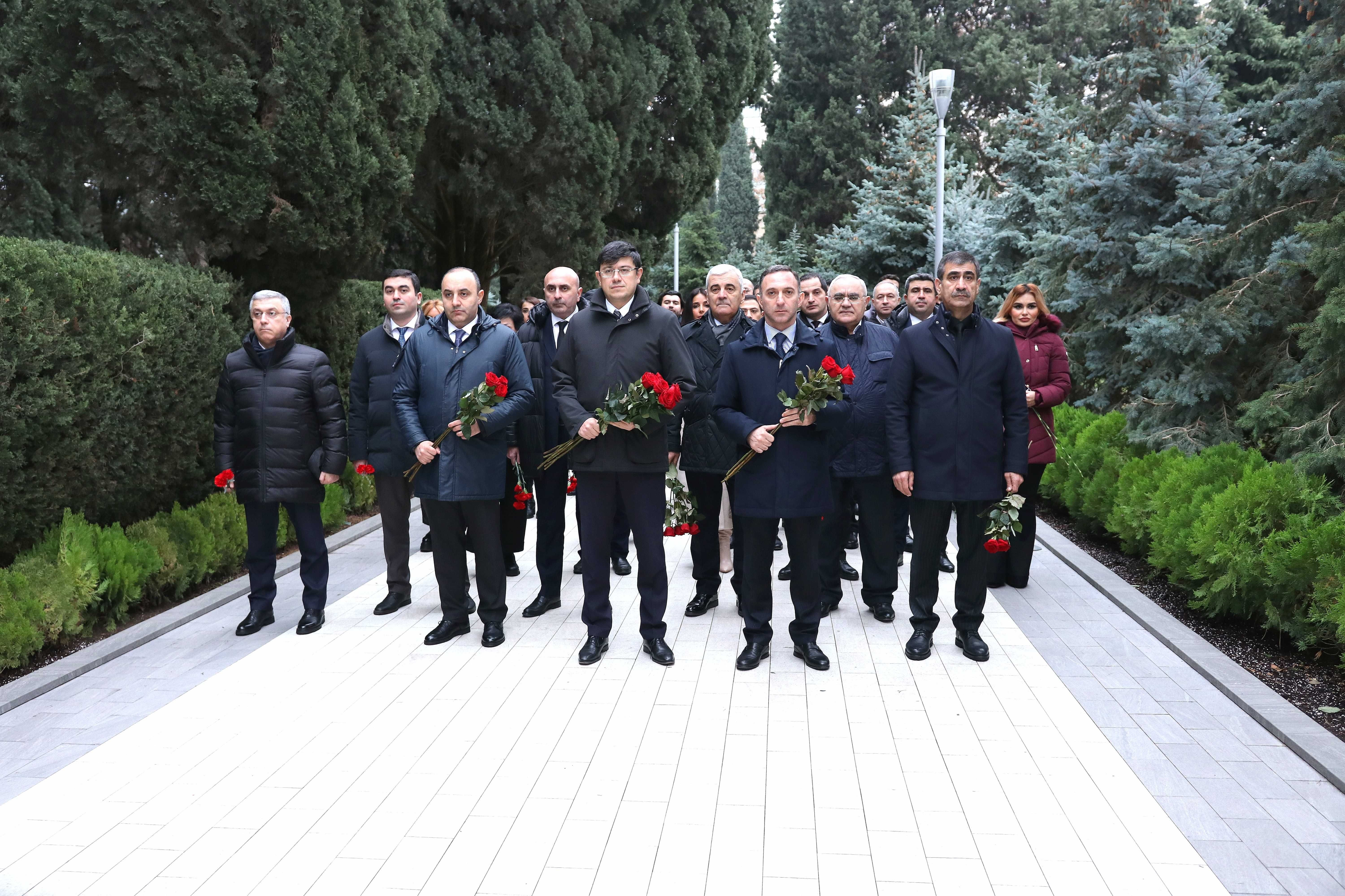 Diaspor Komitəsinin kollektivi Ümummilli Liderin məzarını ziyarət edib