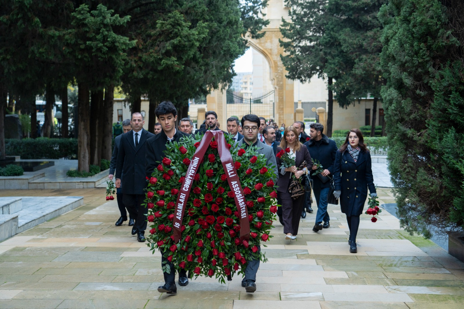 İCMA üzvləri Fəxri xiyabanda Heydər Əliyevin xatirəsini yad edib