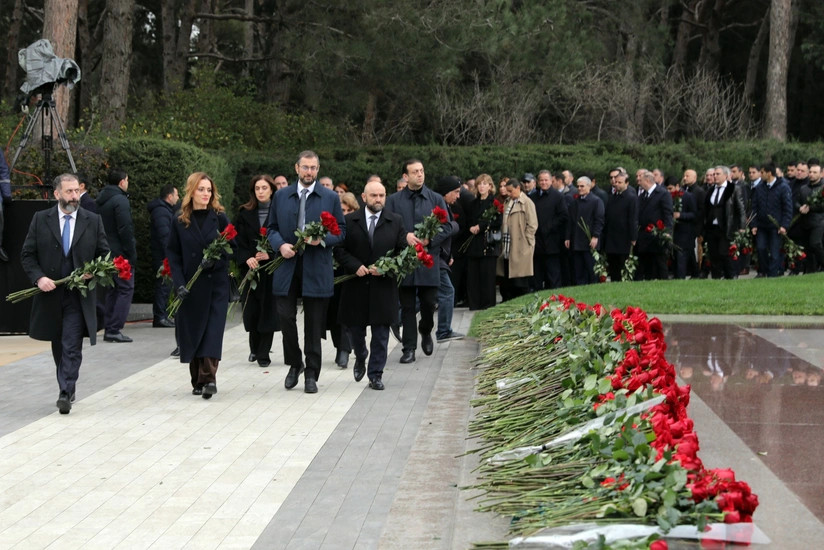 “SOCAR kollektivi Heydər Əliyevin məzarını ziyarət edib