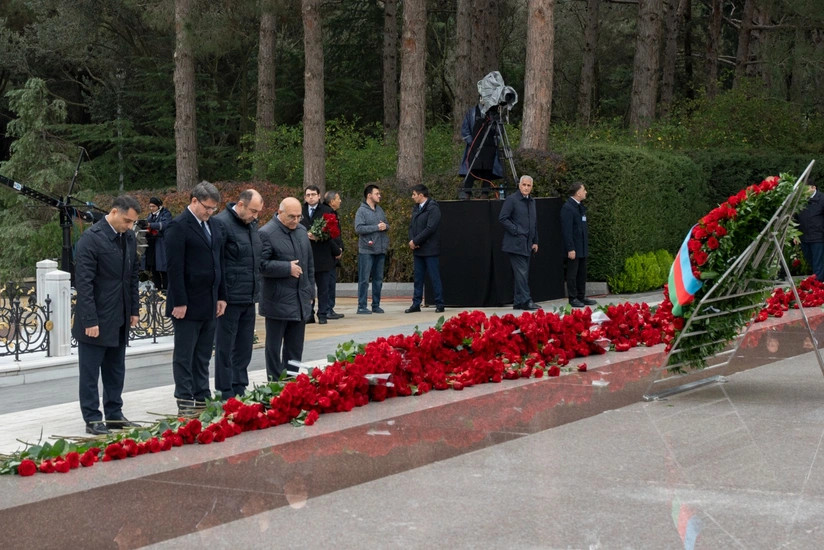 ETSN heyəti Ulu Öndərin məzarını ziyarət edib