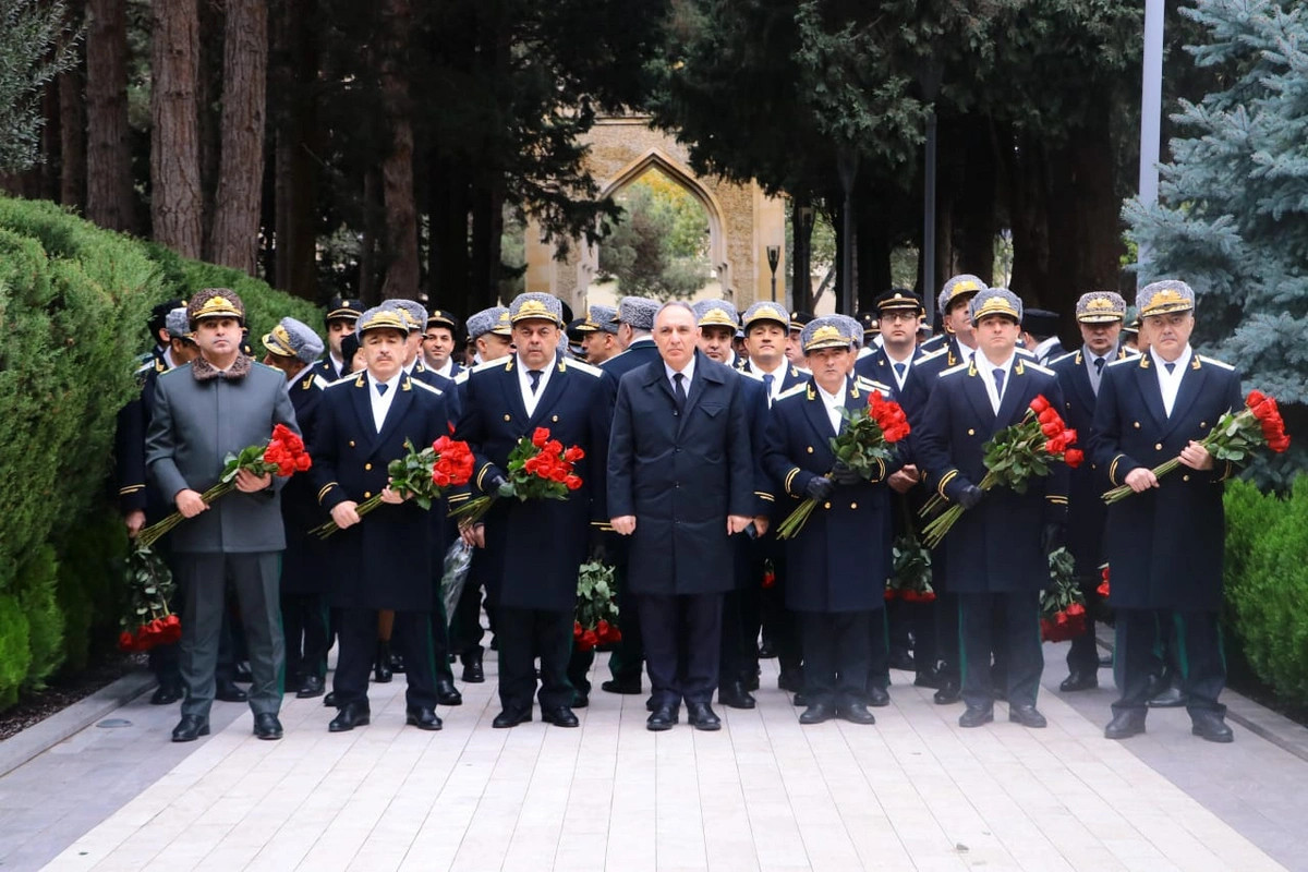 Prokurorluq əməkdaşları Fəxri Xiyabanda Heydər Əliyevi anıb