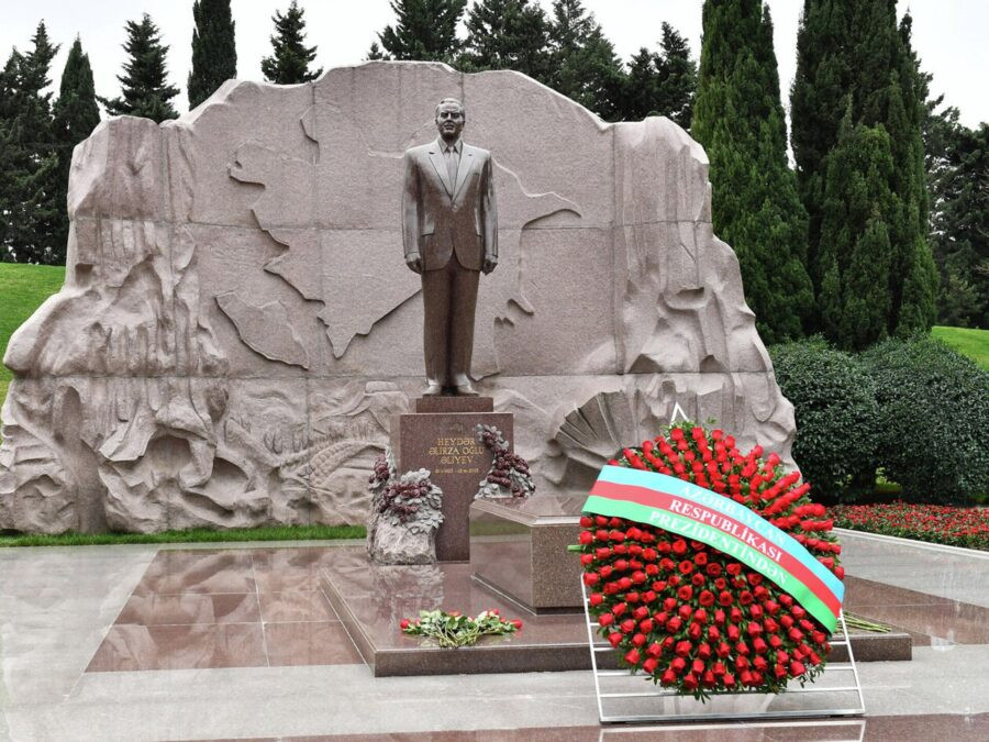 Prezident İlham Əliyev və birinci xanım Mehriban Əliyeva Ümummilli Lider Heydər Əliyevin məzarını ziyarət ediblər