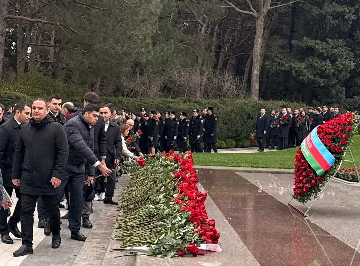 Komitə əməkdaşları Heydər Əliyevin məzarını ziyarət edib