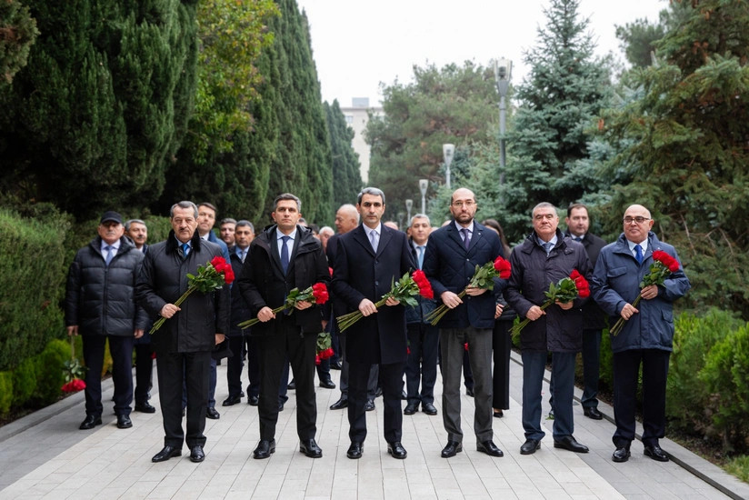 ADY kollektivi Heydər Əliyevin məzarını ziyarət edib