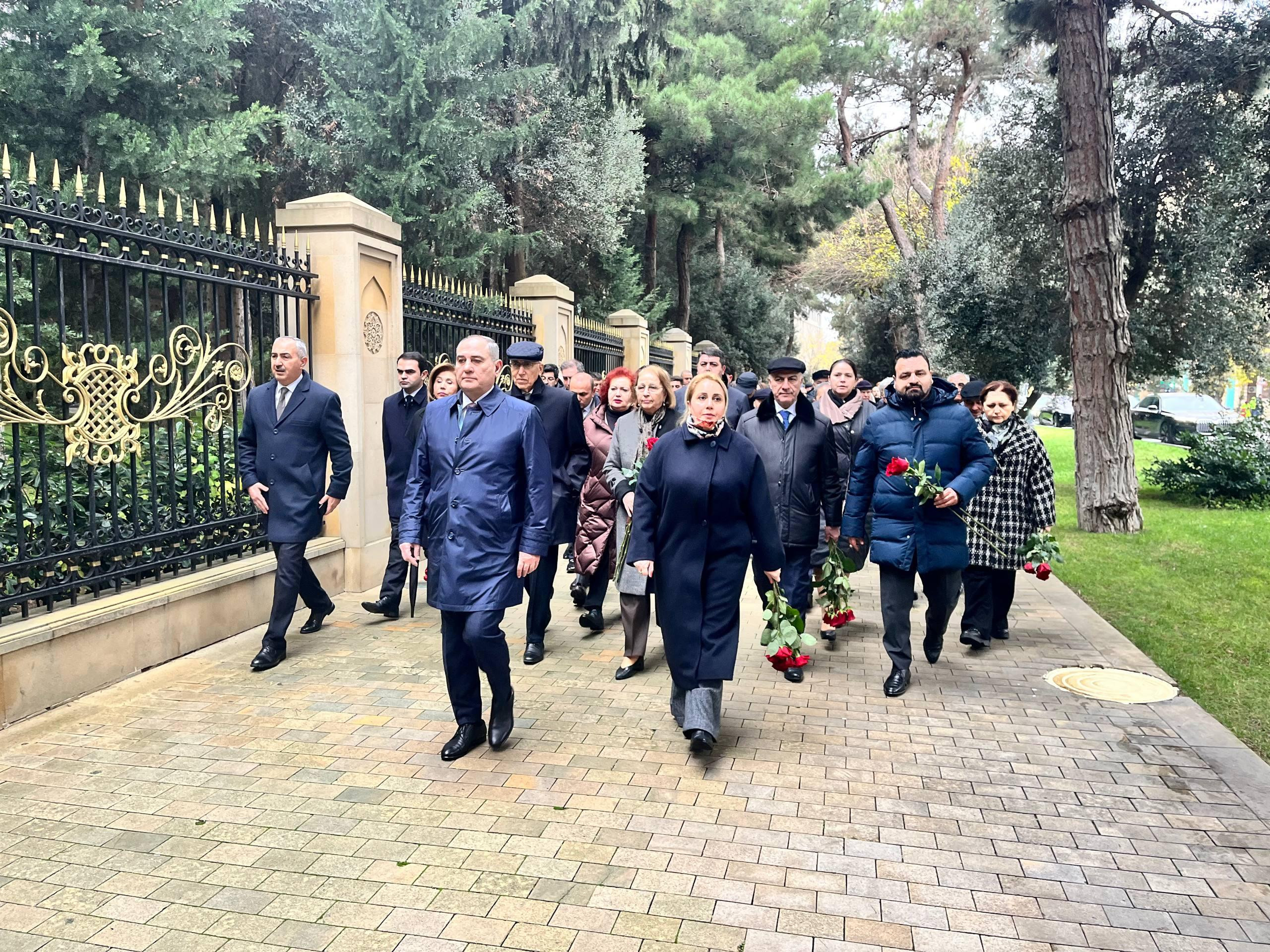 Xalq Fəxri Xiyaban axışaraq Ümummilli Liderə ehtiramını nümuayiş etdirir -