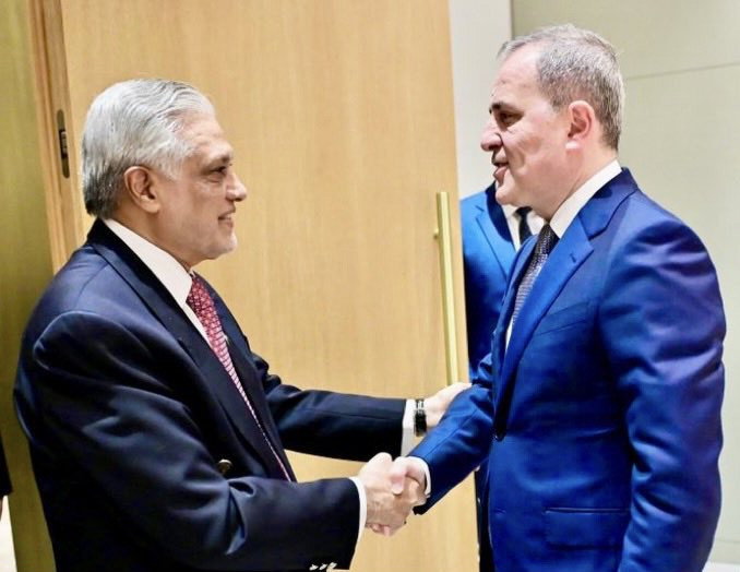 Ceyhun Bayramov pakistanlı həmkarı ilə regional məsələləri müzakirə edib