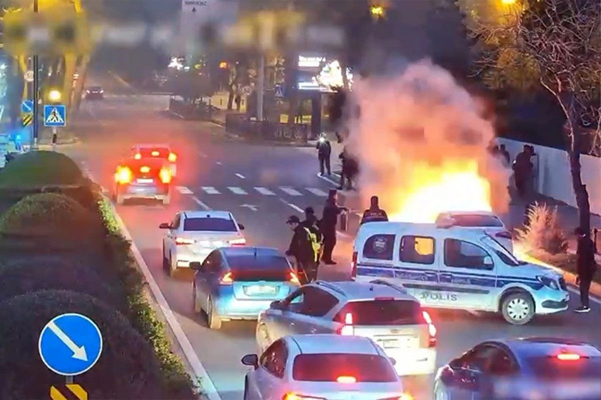 Nəsimi rayonunda avtomobil yanıb