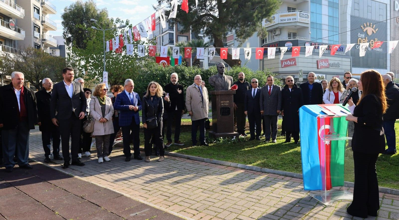 Müxtəlif ölkələrdə Ulu Öndər Heydər Əliyevin əziz xatirəsi anılıb