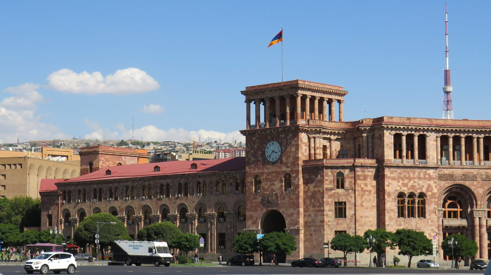 Ermənistan rəsmisi rusiyalı oliqarxın qohumunu ittiham etdi