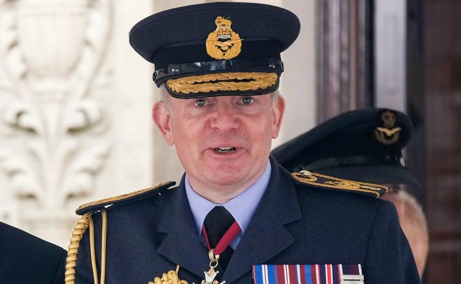 Britaniya ordusunun rəhbəri: Gənclər mümkün münaqişələrə hazır olmalıdır