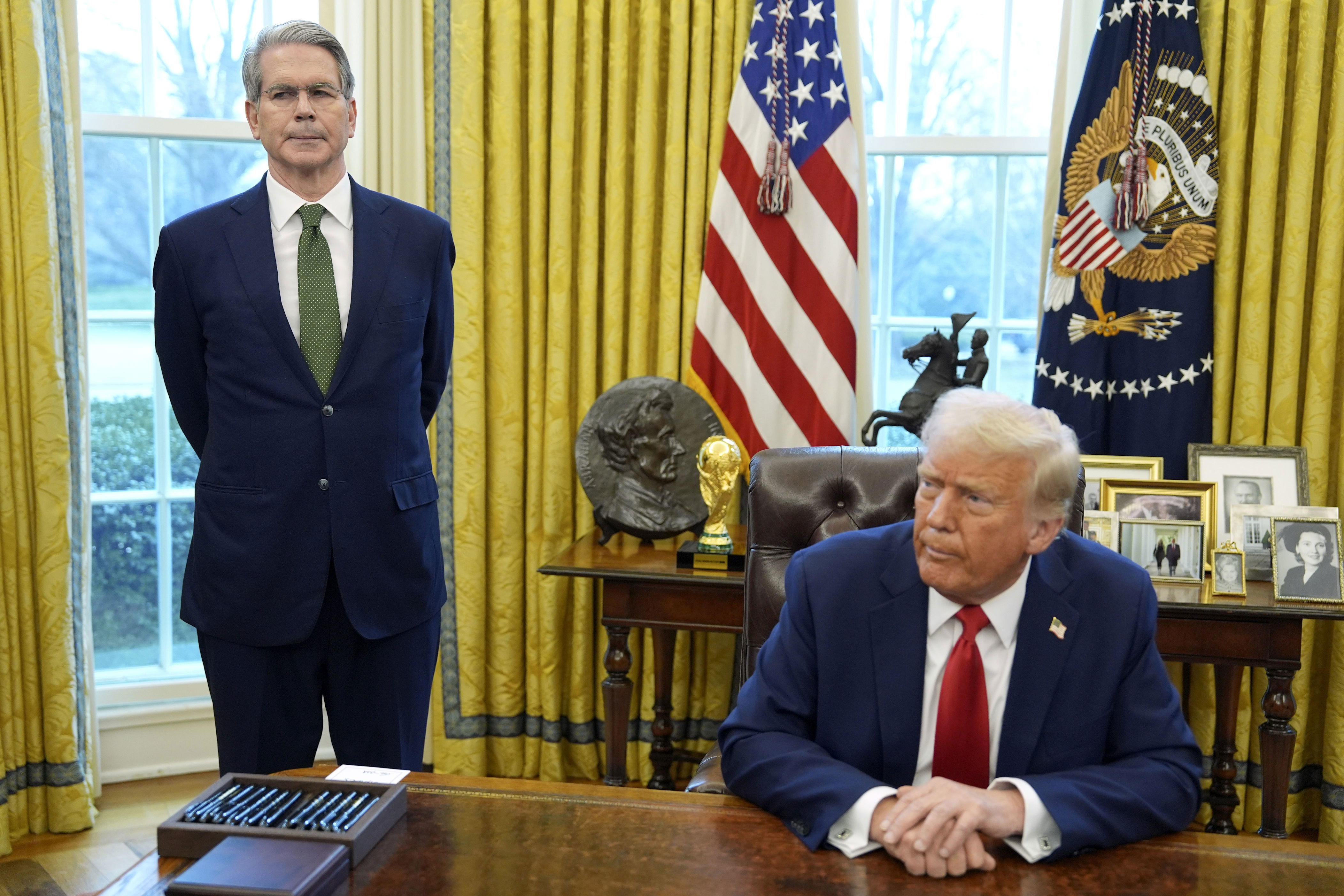 Tramp administrasiyası Epşteyn işi üzrə materialları gizlədib