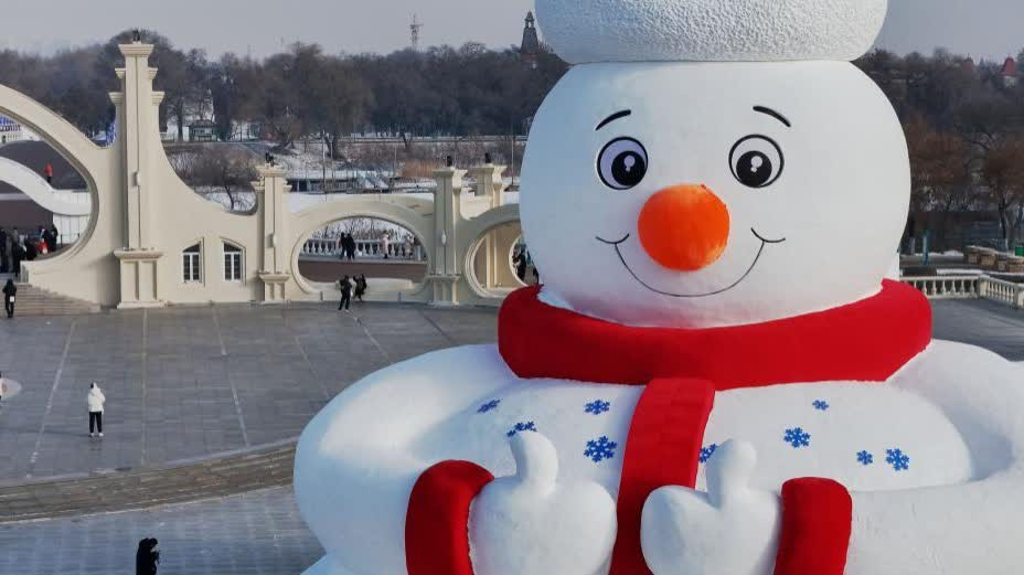 Çinin Harbin şəhərində nəhəng qar adamı yaradılıb