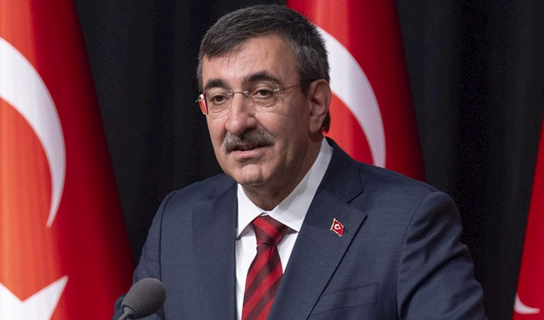 Cevdet Yılmaz Zəfər abidəsini ziyarət edib