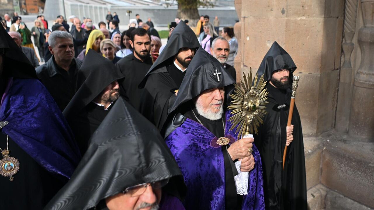 Eçmiədzin taxt-tacının Rusiyaya köçürülməsi planı ortaya çıxdı