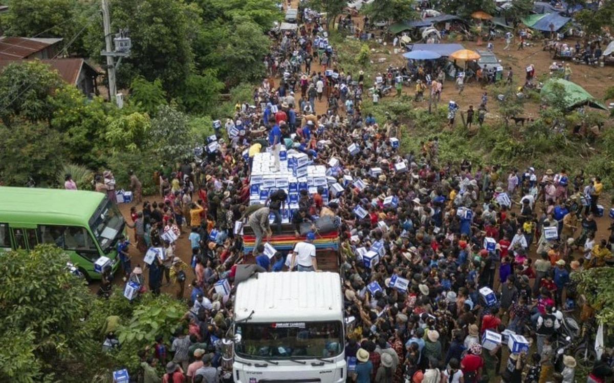 Yarım milyondan çox Kamboca sakini evlərini tərk edib