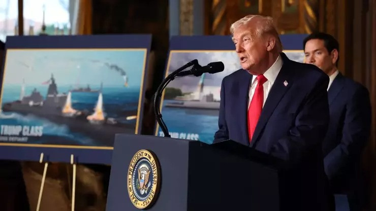 Tramp ABŞ-nin yeni "qızıl donanması" üçün döyüş gəmilərinin inşasını elan etdi