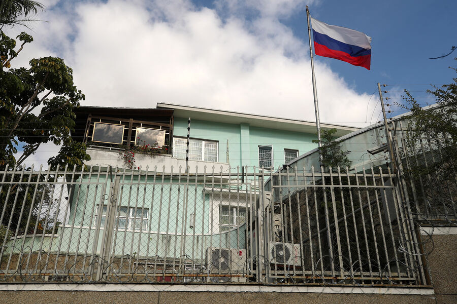 Rusiya Venesueladakı diplomatlarının ailələrini təxliyə etməyə başlayıb