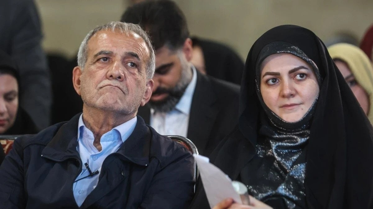 Pezeşkianın qızı Bakıda Azərbaycan dilində şeir söylədi