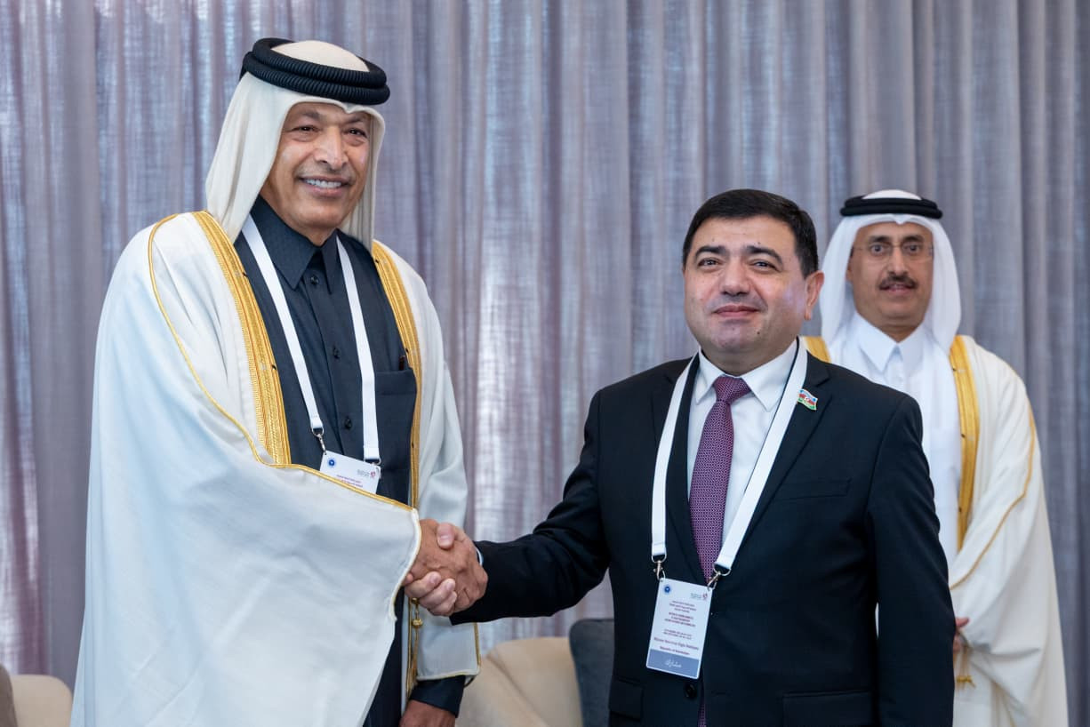 Qətərdə keçirilən tədbirdə Azərbaycanın əsas regional bağlantı mərkəzi kimi nəqliyyat dəhlizlərinin əlaqələndirilməsində artan rolu barədə danışılıb