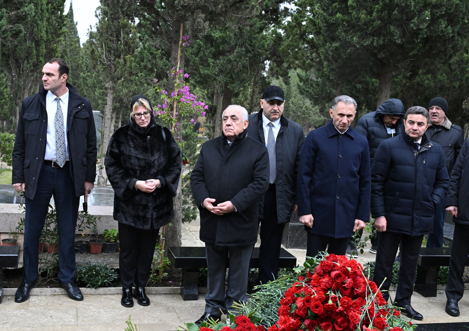 Baş nazir Əli Əsədov AZAL-ın qəzada həlak olanların məzarlarını ziyarət edib