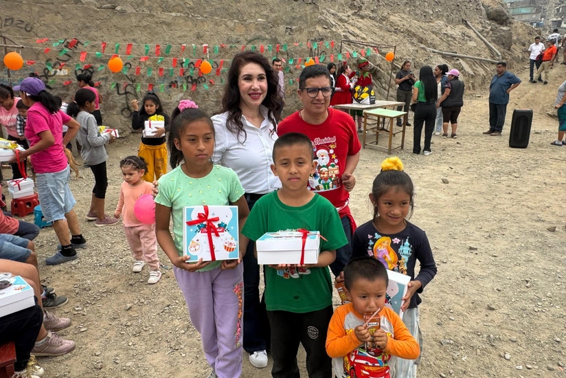 Azərbaycan Səfirliyi Peruda aztəminatlı ailələrin uşaqlarına bayram hədiyyələri təqdim edib