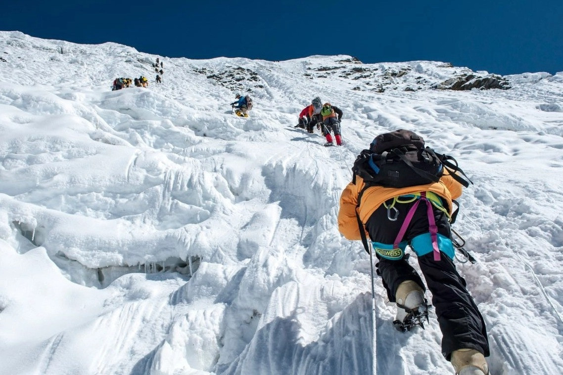 Qazaxıstanda qar uçqunu nəticəsində üç alpinist həlak olub
