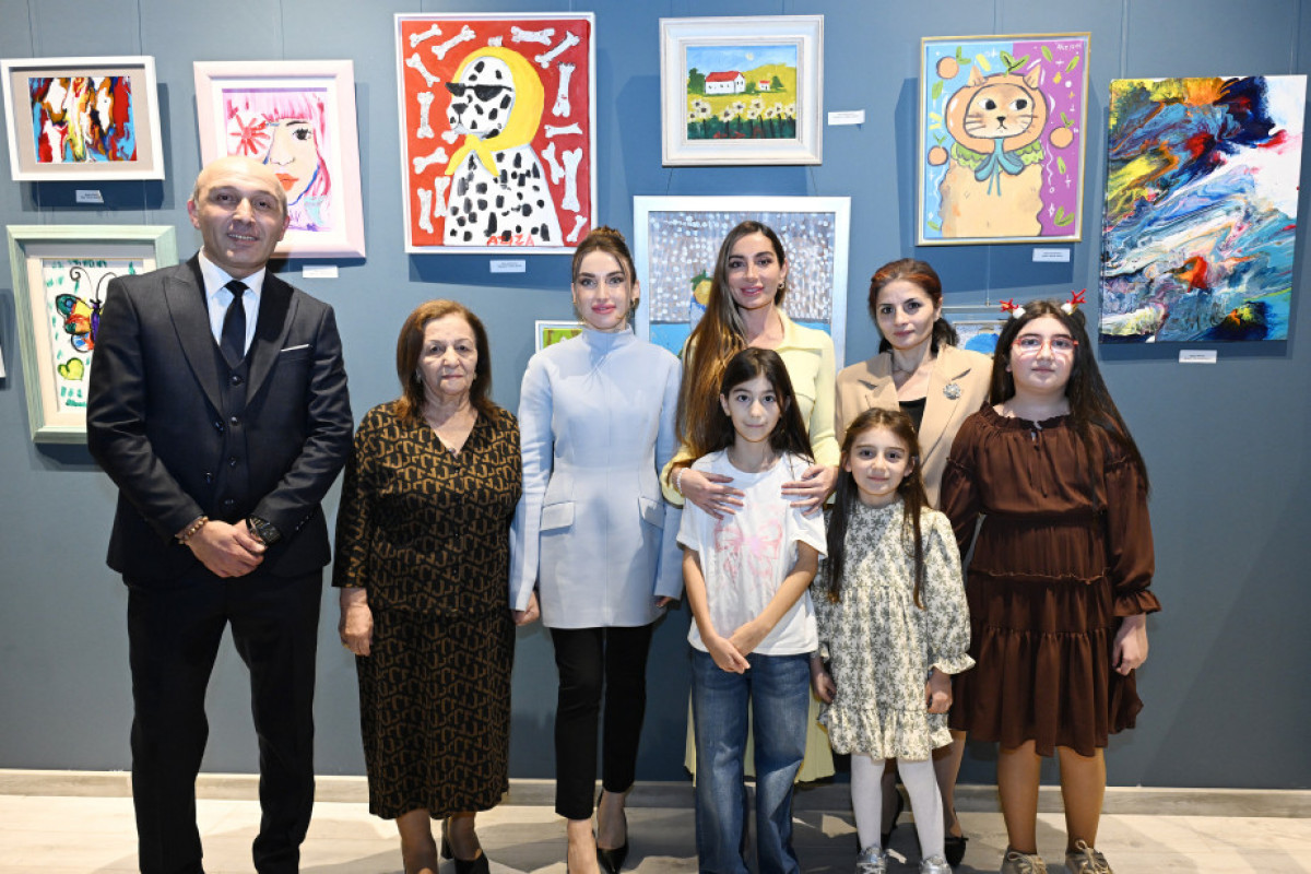 Arzu Əliyeva və Alena Əliyeva “Rənglərdə yaşanan 10 il” mövzusunda keçirilən sərgidə iştirak ediblər