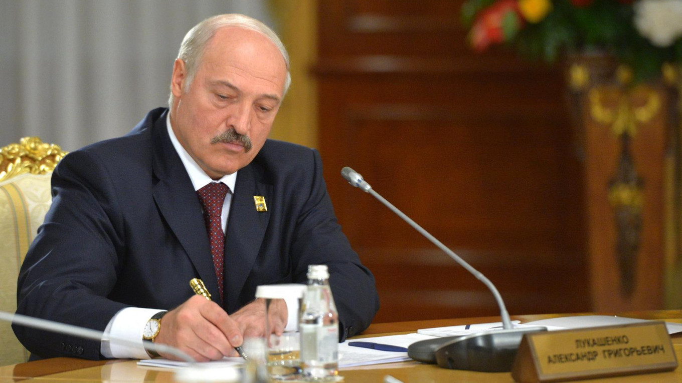 Lukaşenko 22 nəfəri, o cümlədən 20 siyasi məhbusu əfv edib