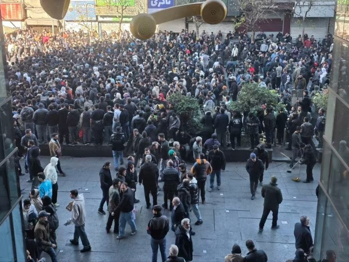 İranda etirazçılar Bəsic qərargahına hücum edib: