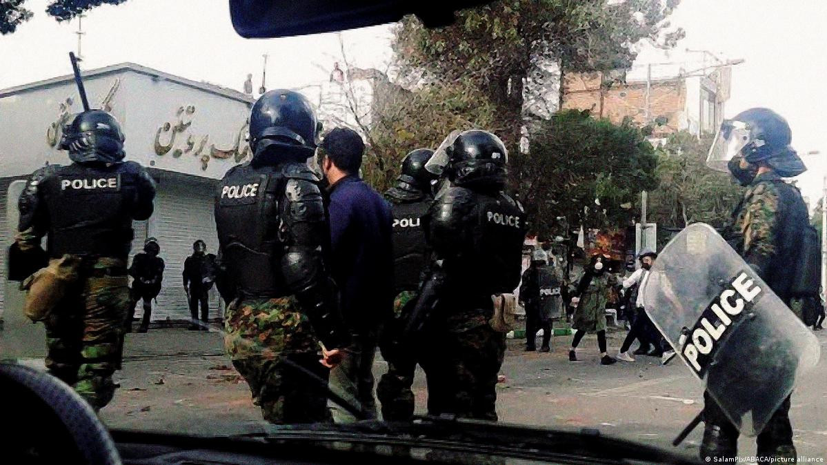 İranda etirazçılar Həmədanda təhlükəsizlik əməkdaşını döyüblər