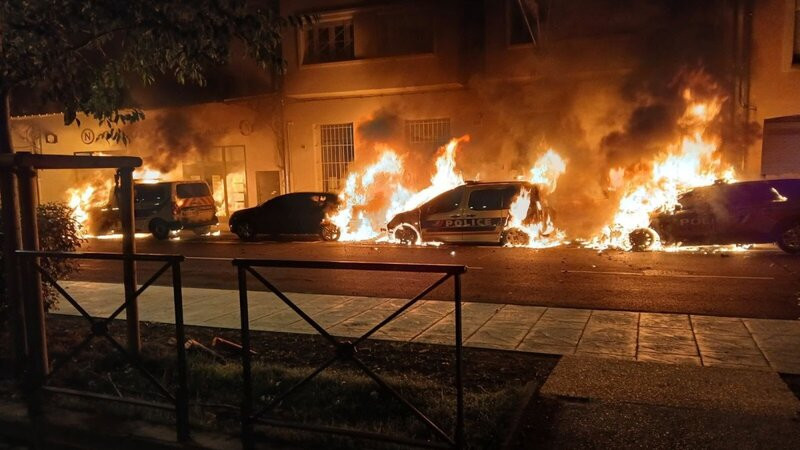 Fransada Yeni il gecəsi avtomobillərə qarşı kütləvi hücumlar olub