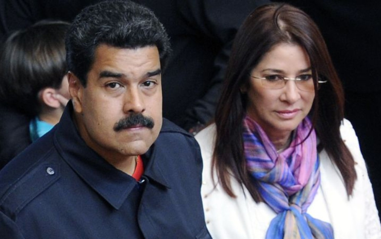 Maduro və həyat yoldaşı helikopterlə təxliyə edilərək gəmiyə aparılıb